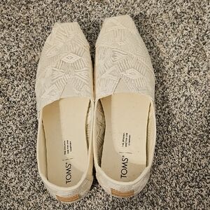 TOMS Women's Beige Patterned Loafers